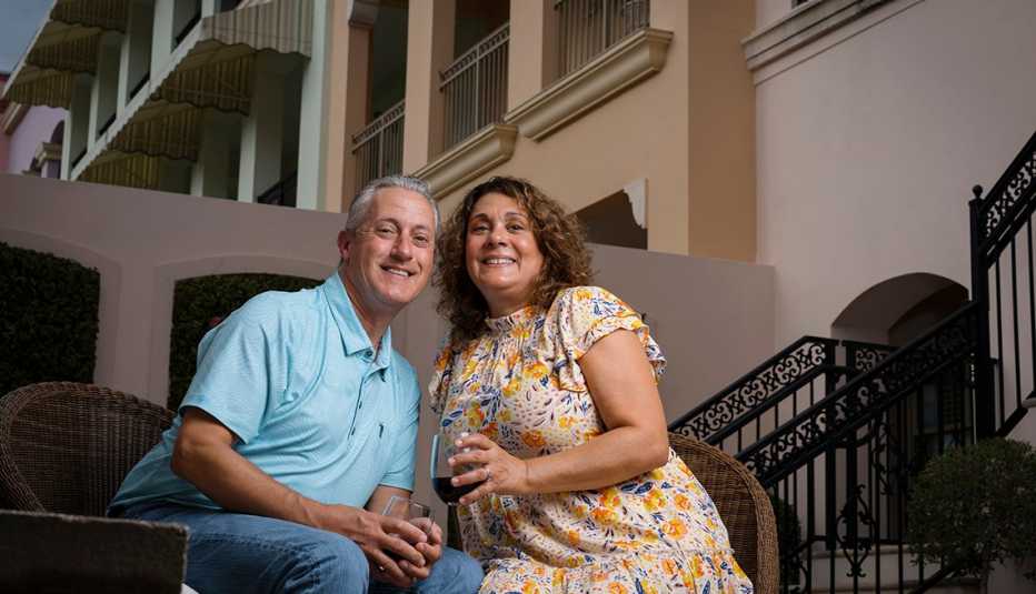 Jeanine y Tony Consoli frente a su casa en Sarasota, Florida