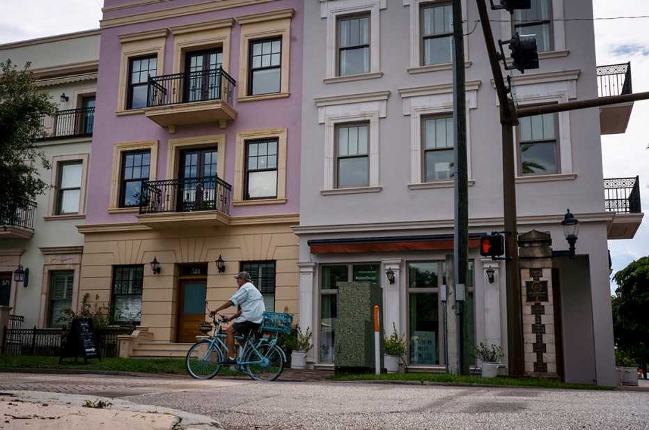 Edificio de colores pasteles donde rentaron un apartamento Jeanine y Tony Consoli en Sarasota, Florida 