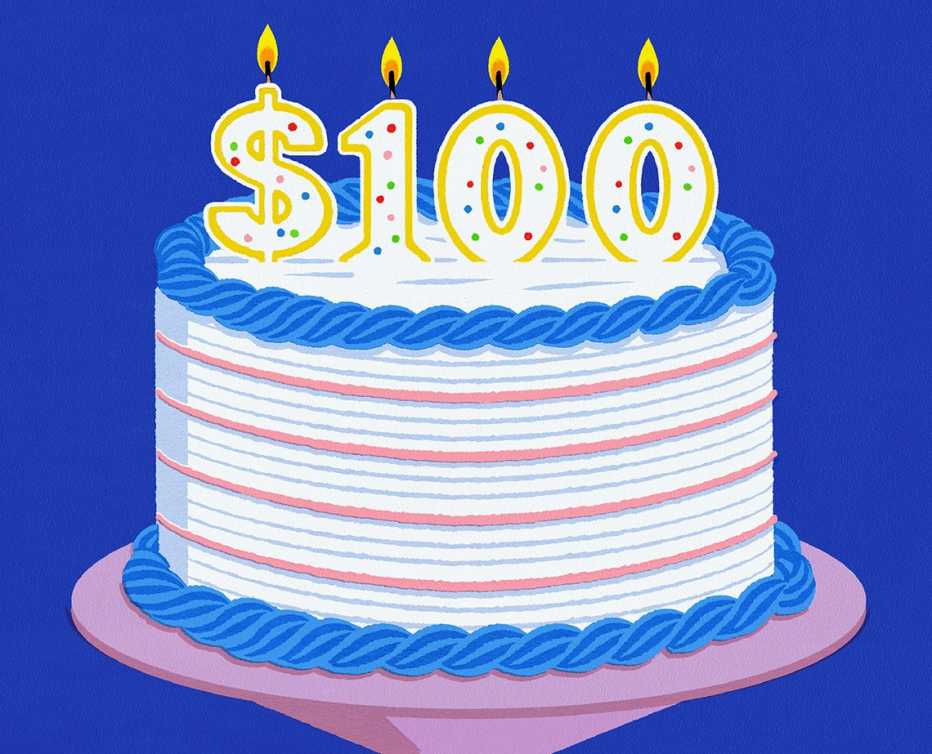 Un pastel de cumpleaños con velas que deletrean cien dólares.