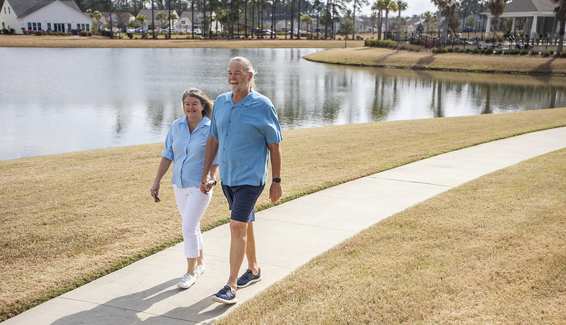 Linda (izquierda) y Rob Nehrbas caminan por un parque cercano a su hogar en Four Seasons at Cane Bay, en Summerville, Carolina del Sur, el martes, 21 de febrero del 2023.