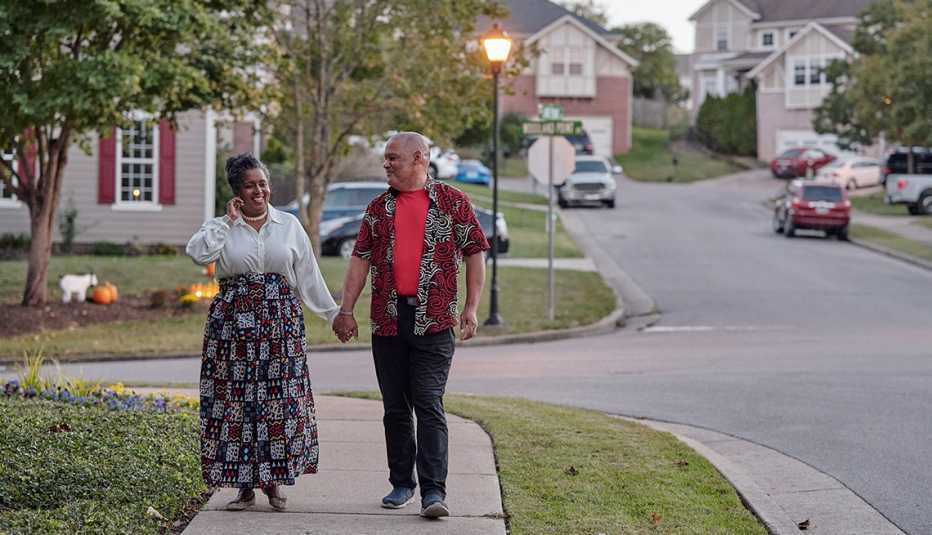Lisa Swift-Young y Antonio Young caminan por su vecindario.