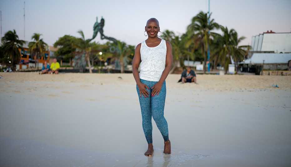 Elayne Fluker de pie en Playa del Carmen, Quintana Roo, México
