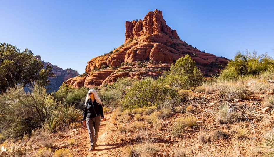 Mujer caminando en las montañas de Sedona, Arizona