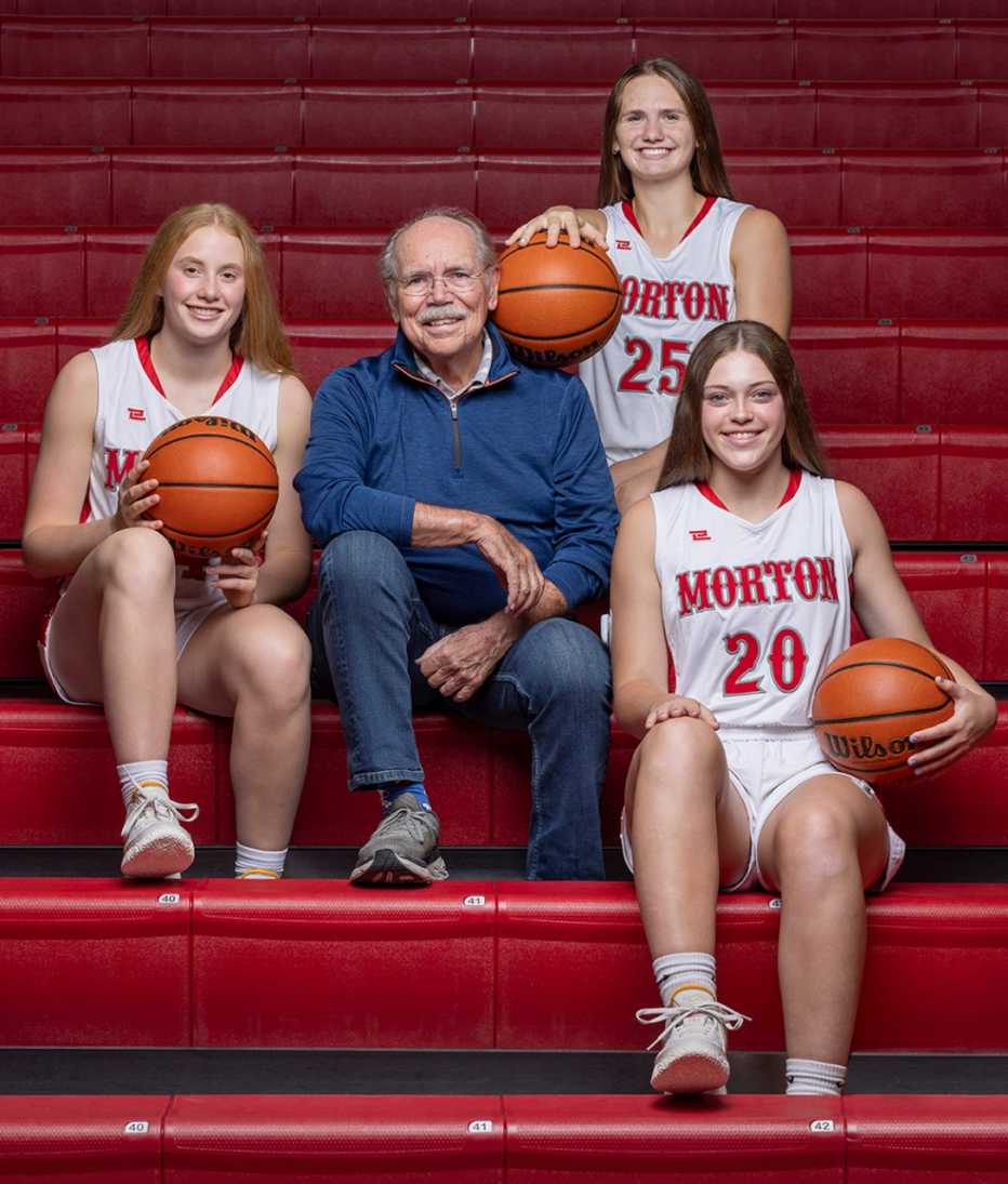 El escritor de deportes Dave Kindred con las jugadoras del equipo de baloncesto Lady Potters de Morton High School en Morton, IL. De izquierda a derecha: Addy Engel, Dave Kindred, Ellie VanMeenen y Isabella Hutchinson. 