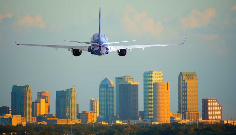 La parte trasera de un avión volando sobre el horizonte de la ciudad de Tampa, Florida.