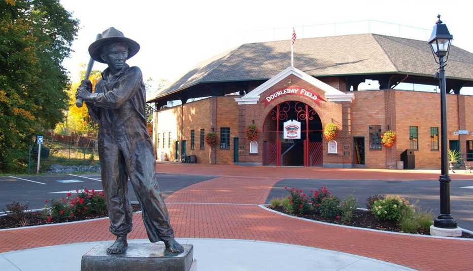 Estatua icónica de Sandlot Kid cerca al Doubleday Field en Cooperstown, NY, sede del Salón de la Fama del Béisbol