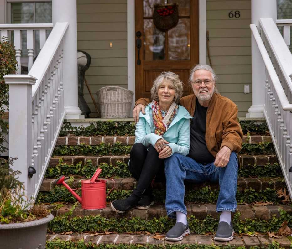 Joy y Robert Kraft frente a su hogar.