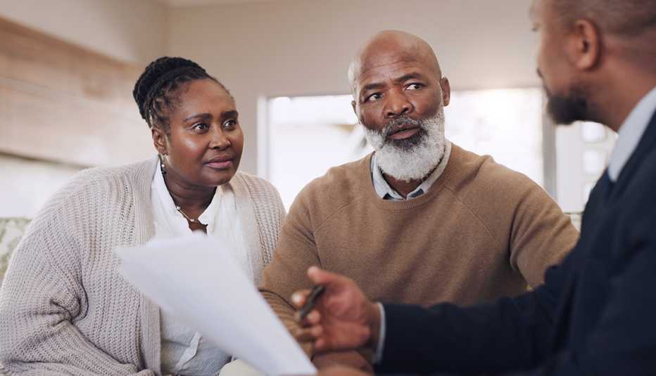 Experto financiero reunido con una pareja afroamericana