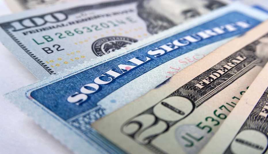 Tarjeta del Seguro Social con dinero estadounidense 