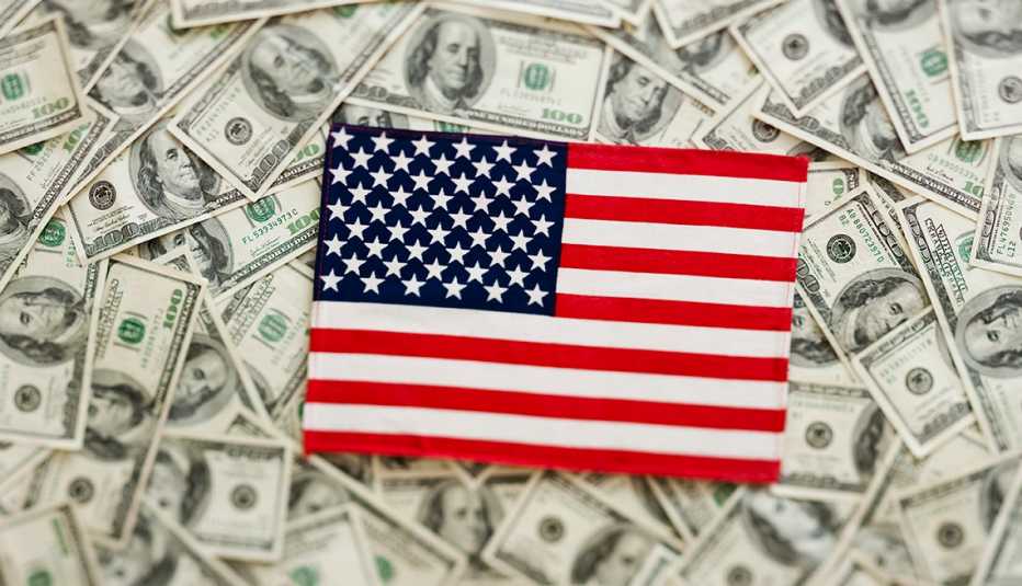 bandera estadounidense sobre dolares