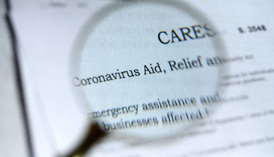 Lupa sobre un documento de la regulación de la ley Cares de ayuda para el coronavirus.
