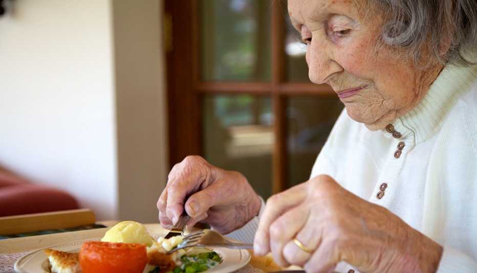 Mujer mayor comiendo un almuerzo saludable