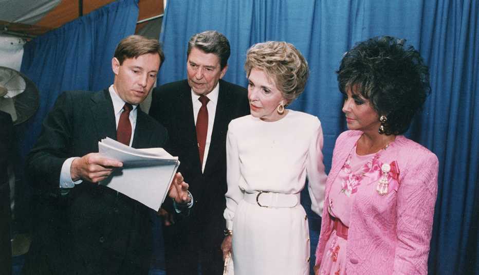 Ronald Reagan junto a su esposa Nancy y la actriz Elizabeth Taylor