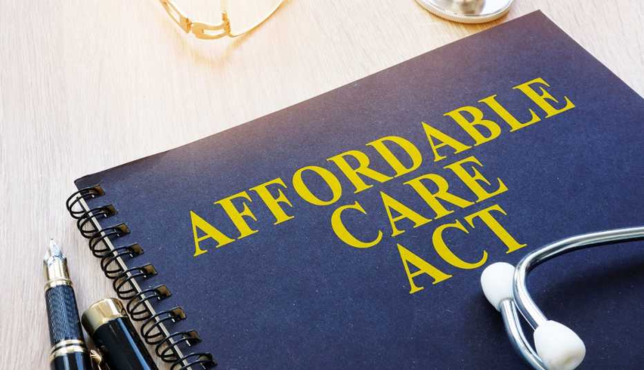 Un libro titulado Affordable Care Act (Ley de cuidado asequible).