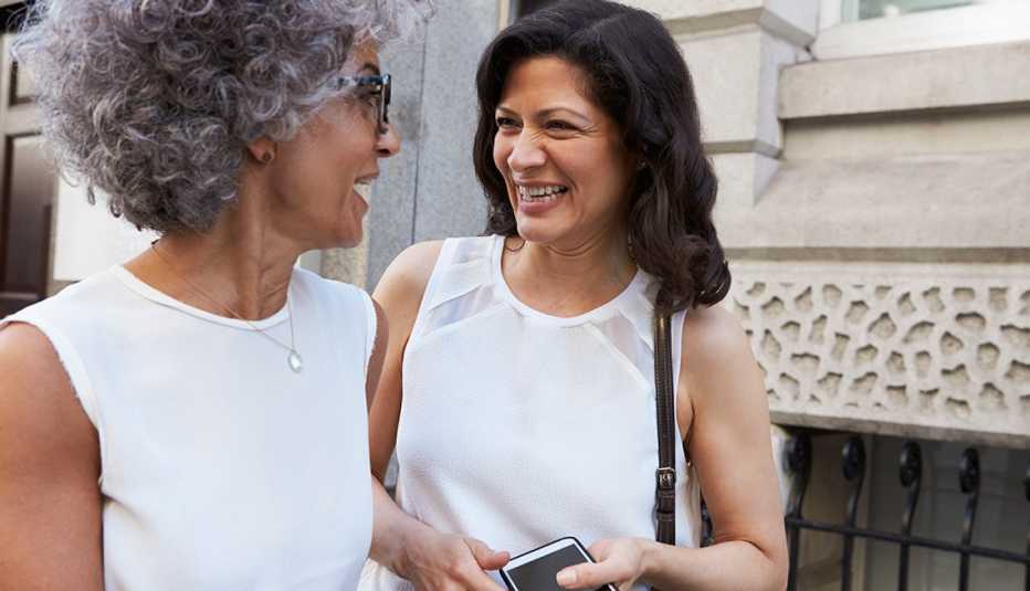 Dos mujeres hablan en la calle