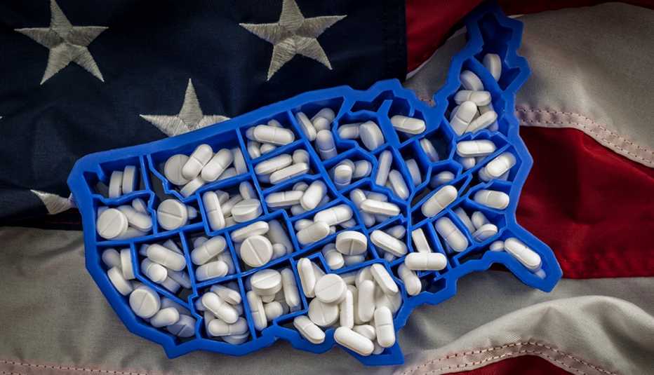 Pastillero de plástico con forma del mapa de Estados Unidos con secciones rellenas de pastillas para cada estado