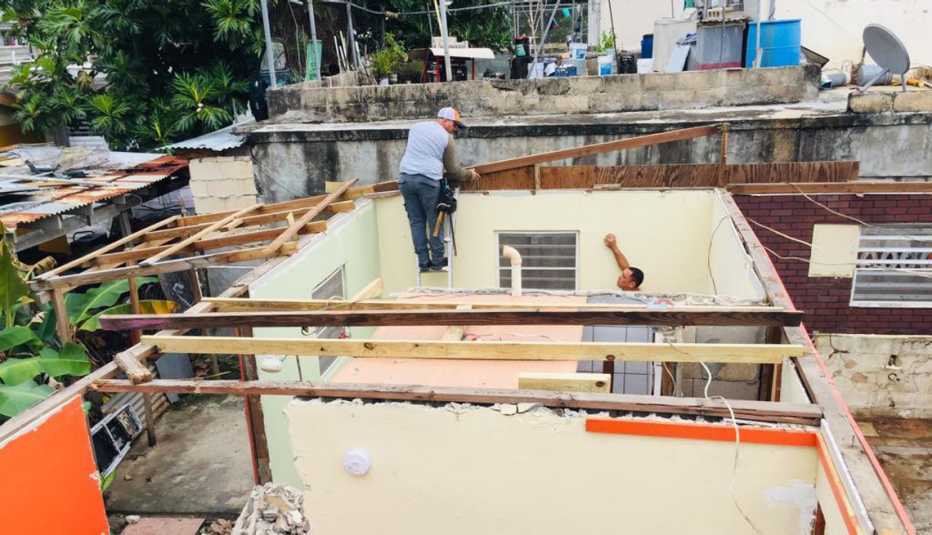 Hombres trabajan en la reconstrucción de casas tras el paso del huracán María en Puerto Rico