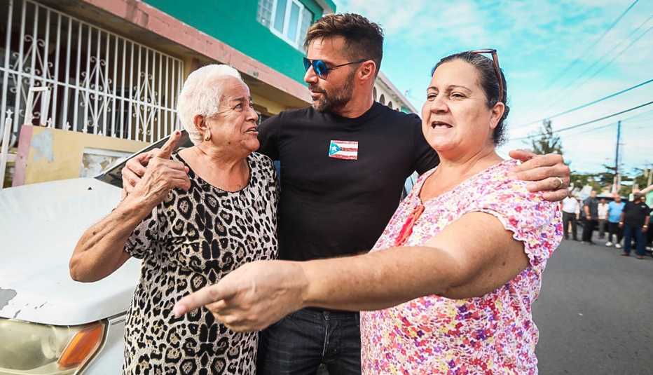 Ricky Martin abraza a dos señoras