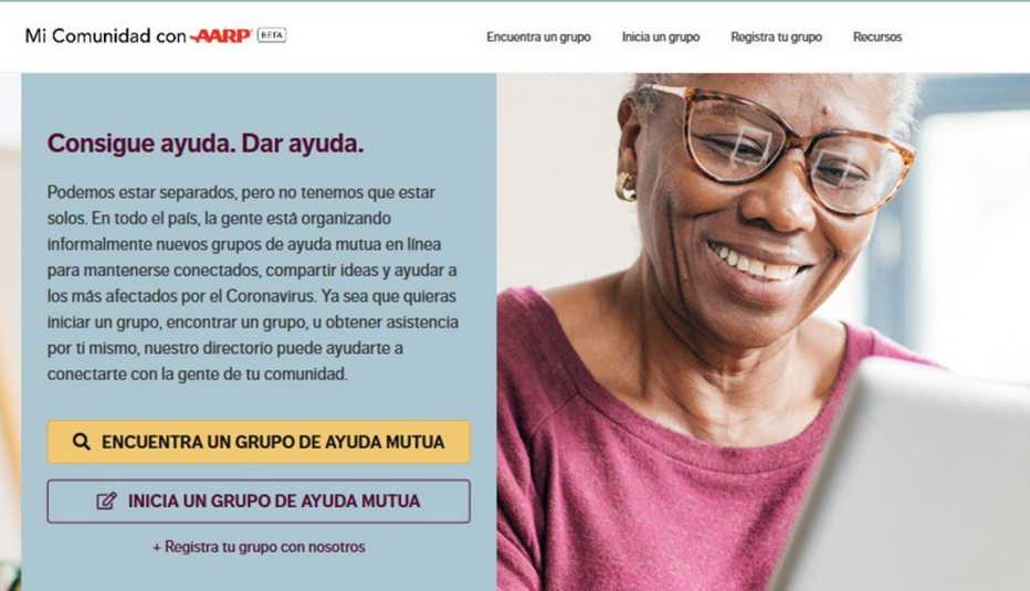Mujer mirando el sitio web de Mi Comunidad con AARP en una tableta electrónica
