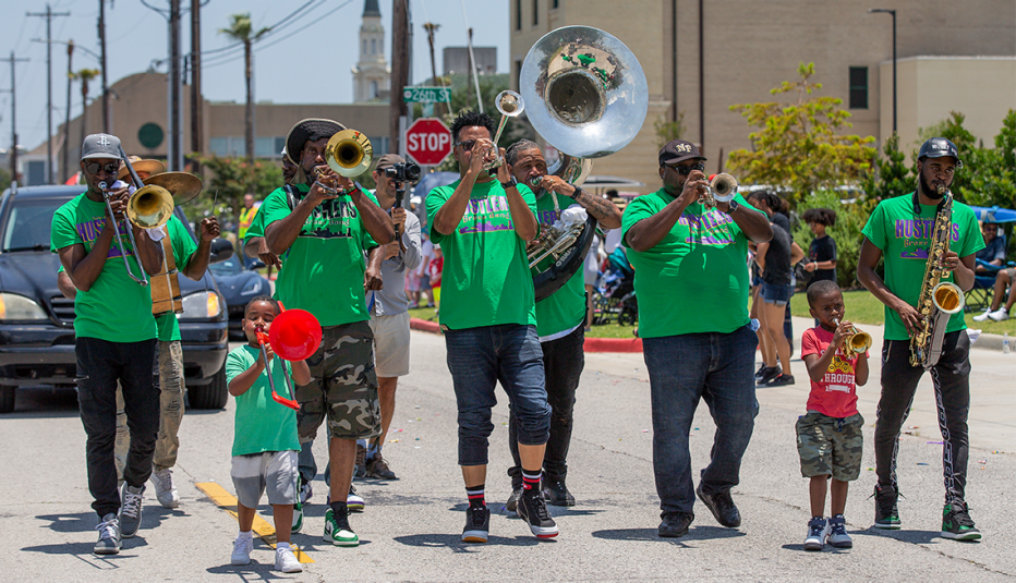 Una banda tocando música marchando en el desfile del 19 de junio de Galveston, Texas