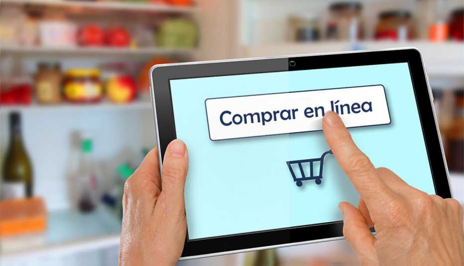 Persona usa una tableta para comenzar a comprar en línea