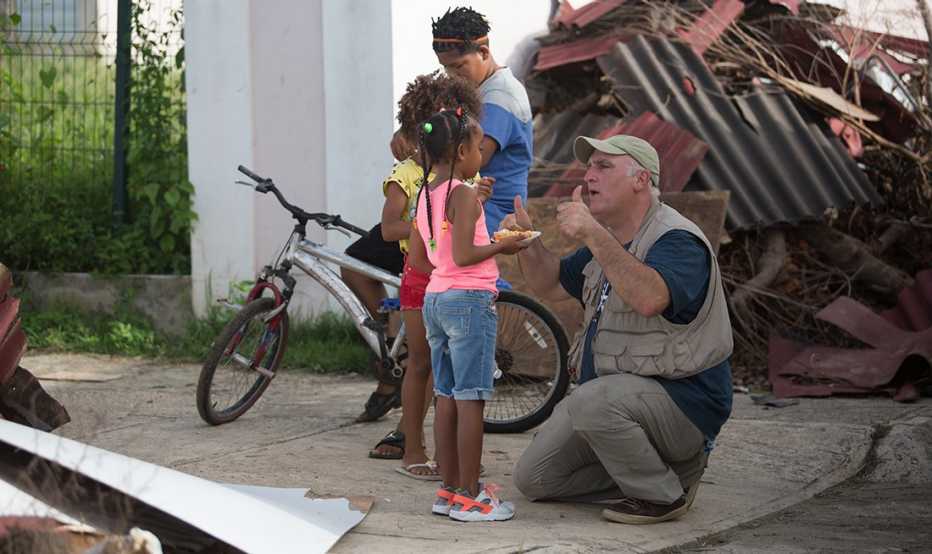 José Andrés habla con niños en Puerto Rico