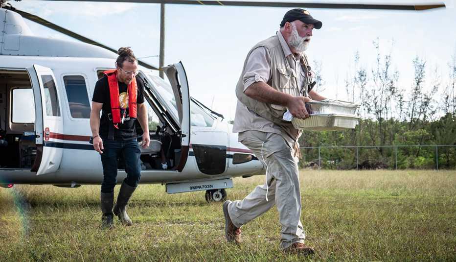 José Andrés corre desde un helicóptero mientras lleva unos recipientes con comida