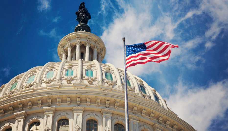 Bandera de Estados Unidos ondea frente al Capitolio en Washington DC