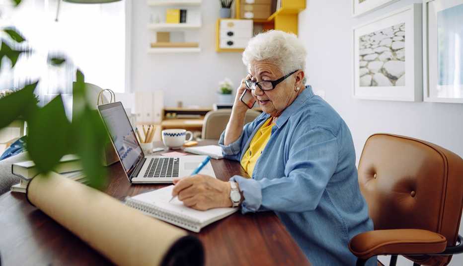 Mujer de edad avanzada trabaja desde la casa