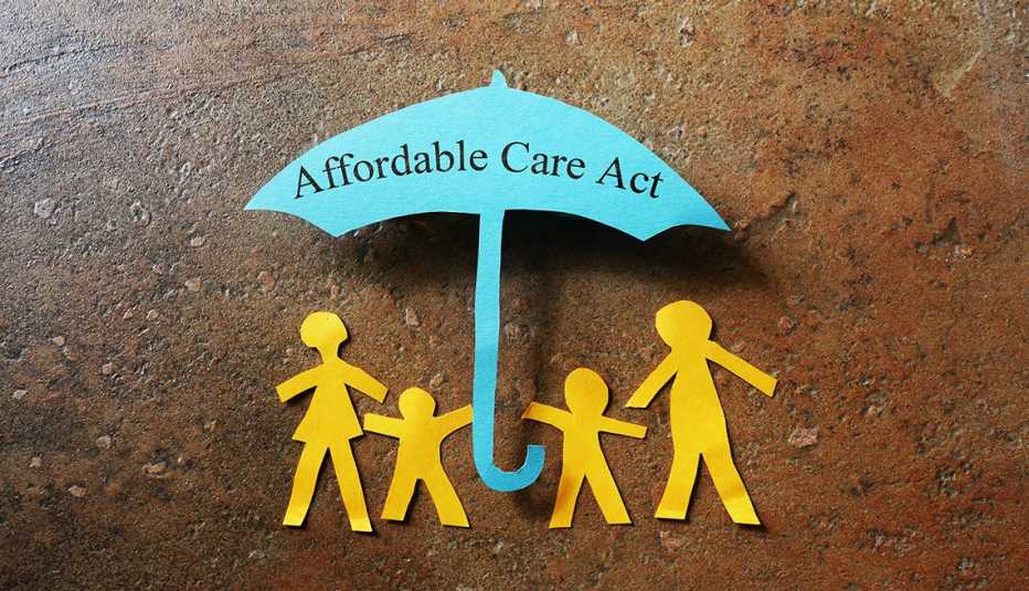 Figura en papel de una familia bajo el paraguas de la ley ACA
