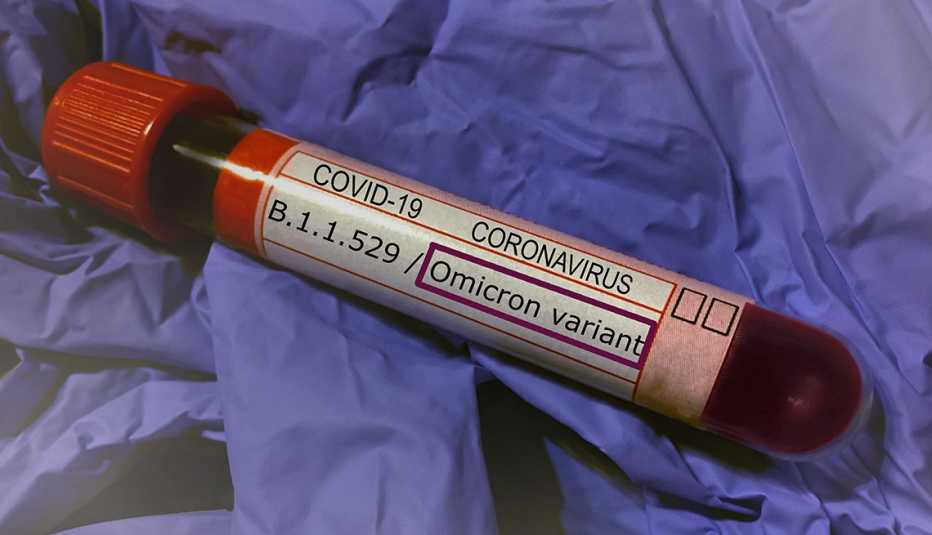 Tubo de ensayo muestra de sangre con la variante ómicron