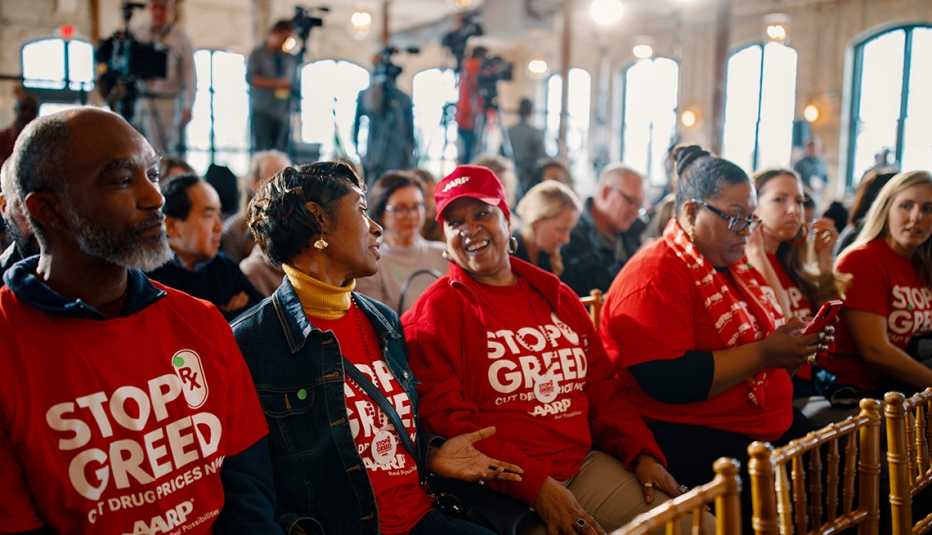 Grupo de voluntarios y el personal de AARP esperan a que la candidata Elizabeth Warren llegue a un evento en Charleston, Carolina del Sur