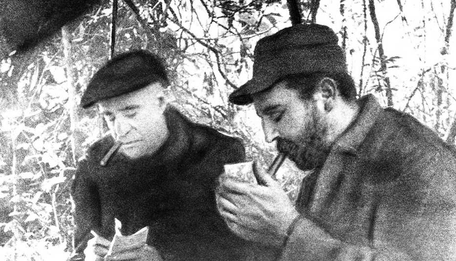 Fidel Castro fumando un habano