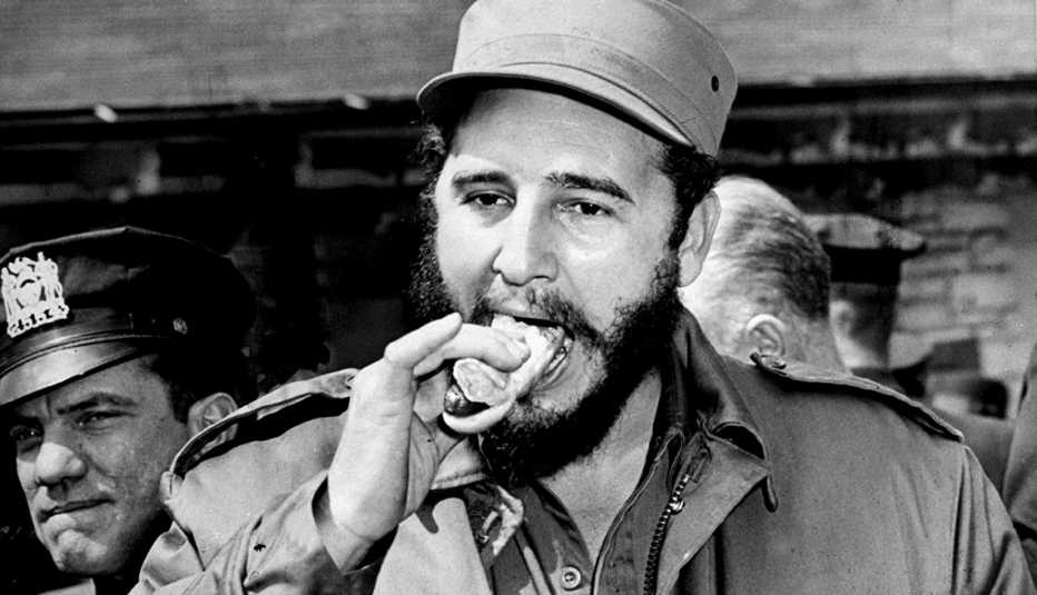 Fidel Castro comiendo una salchicha