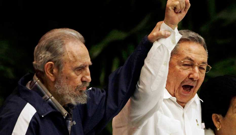 Fidel Castro le cede el poder a su hermano Raúl Castro
