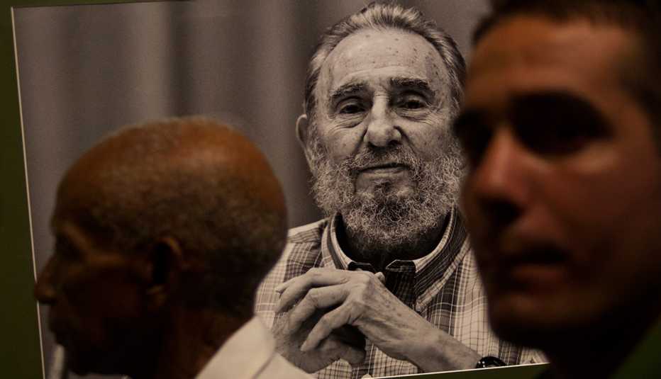 En el fondo, una foto de Fidel Castro