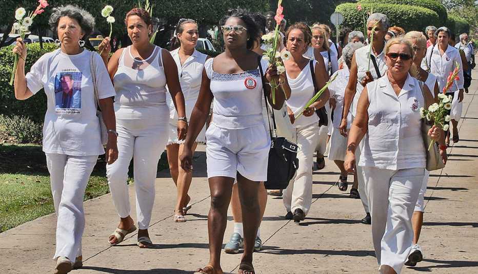 Mujeres vestidas de blanco marchando 