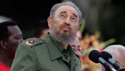 Fidel Castro mira al cielo durante un discurso