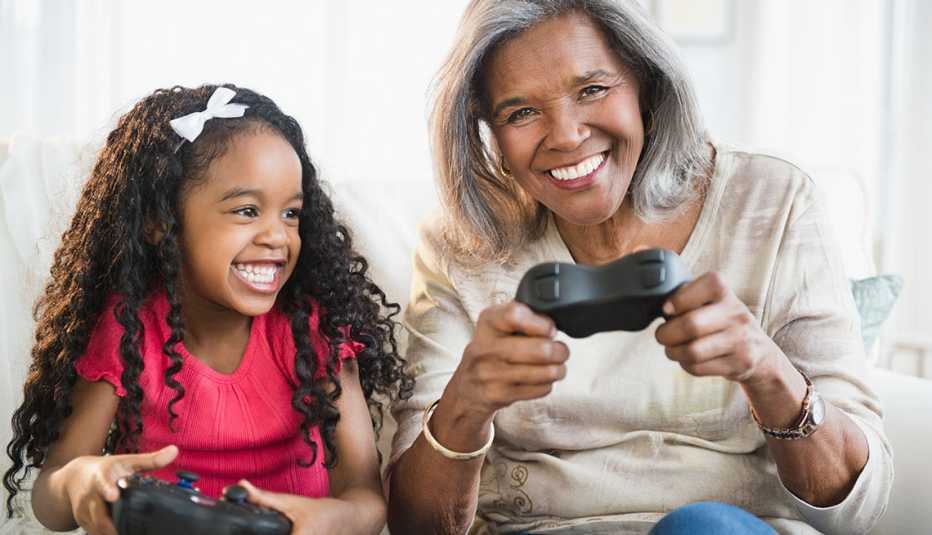 Abuelita con su nieta jugando video juegos