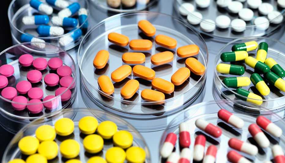 Diferentes pastillas en placas de petri