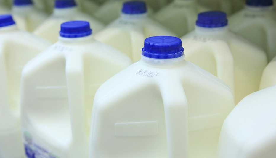 Galones de leche agrupados