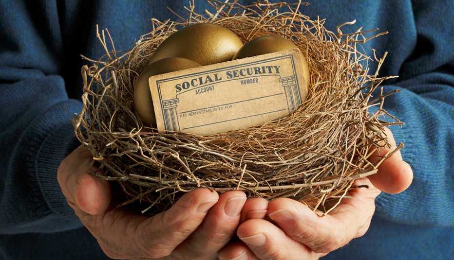 Un hombre mayor sostiene un nido que contiene dos huevos de oro y una tarjeta del Seguro Social en blanco. 