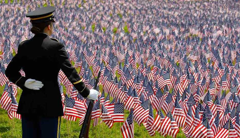Soldado observa miles de banderas de Estados Unidos