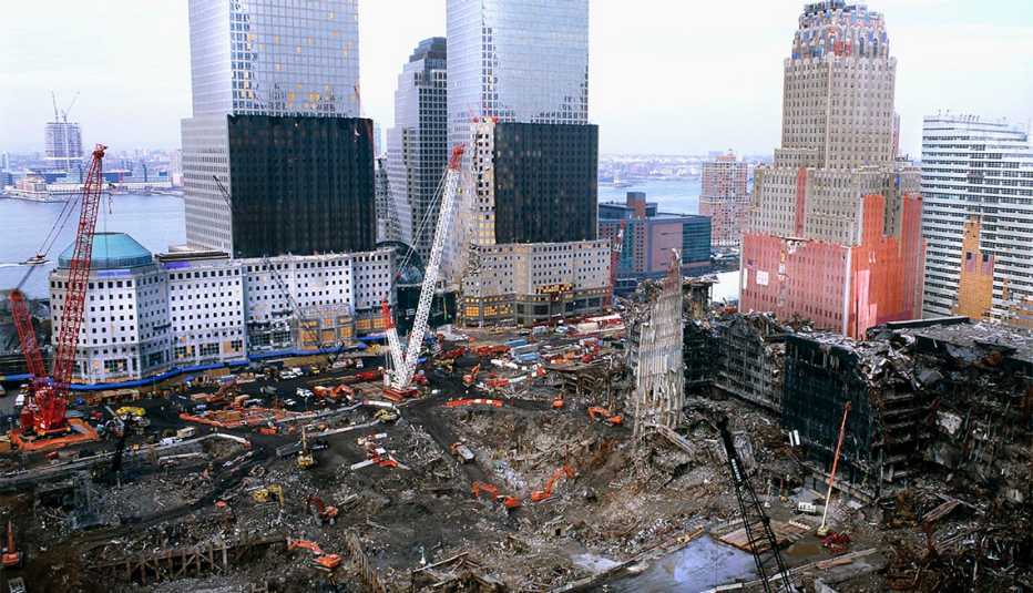 Máquinas de trabajo pesado trabajan en el World Trade Center en Nueva York.