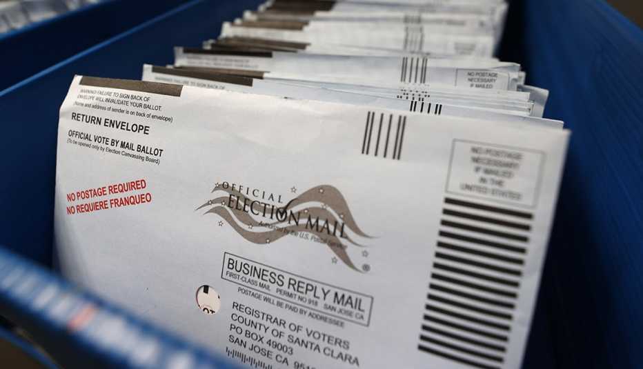 Votos por correo en una bandeja previo a ser clasificados