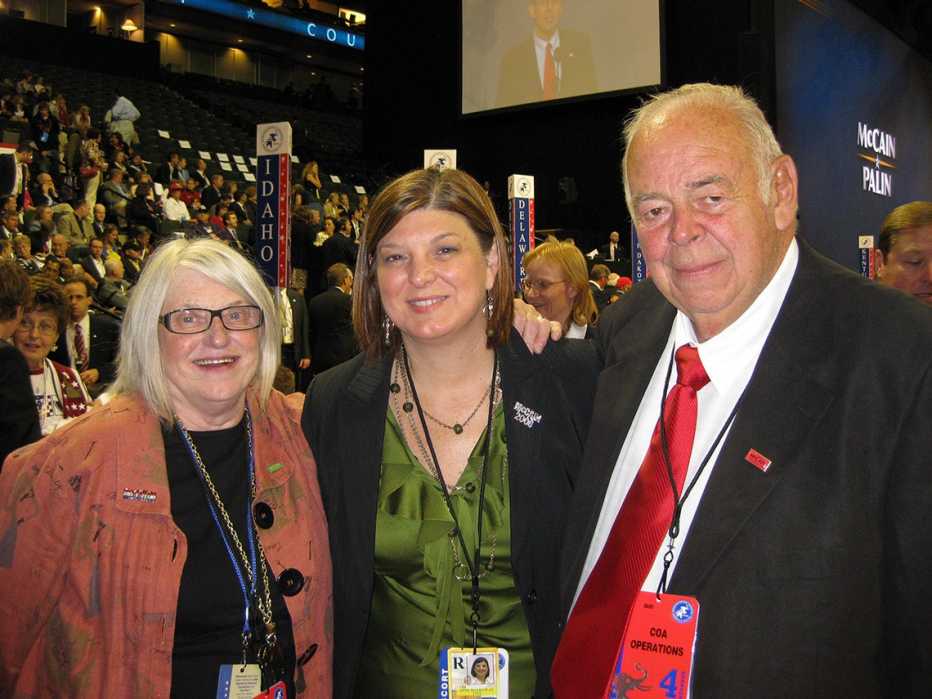 La delegada Anne Hathaway y sus padres en el 2008