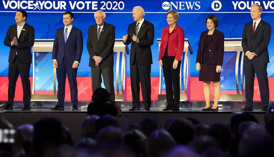 7 candidatos presidenciales demócratas de pie en el escenario en Nuevo Hampshire