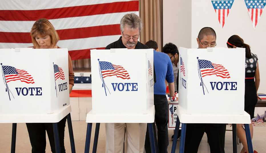 Tres personas votan en las elecciones de EEUU