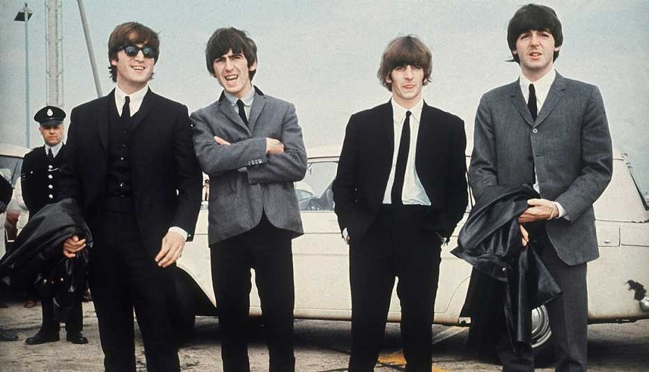 (De izquierda a derecha) John Lennon, George Harrison, Ringo Starr y Paul McCartney llegan a Liverpool, Inglaterra, el 10 de julio de 1964.