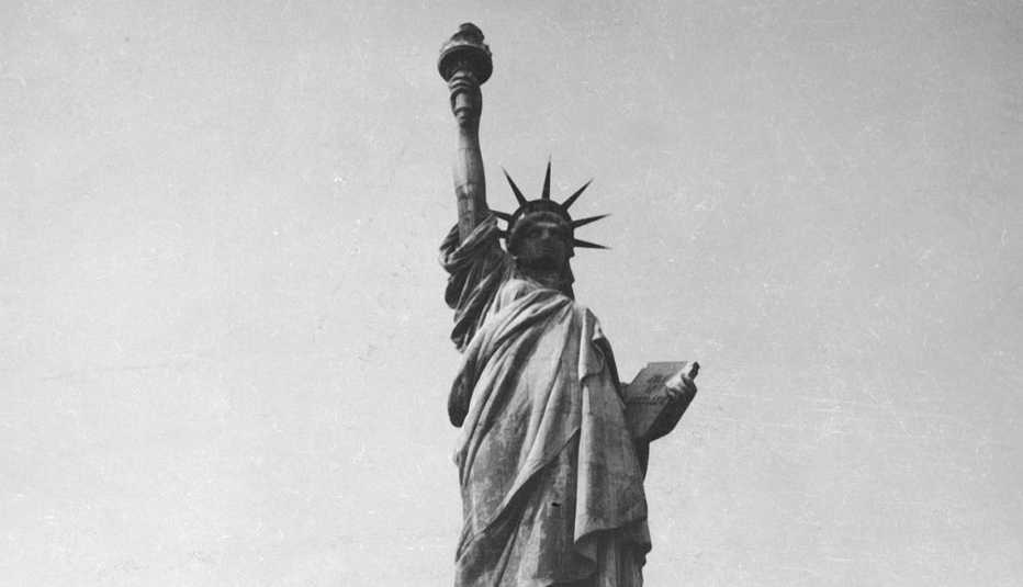 Foto en blanco y negro de la Estatua de la Libertad